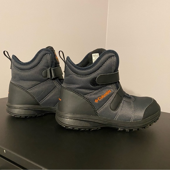Boys Columbia snow boots size 6- great condition - Picture 2 of 9